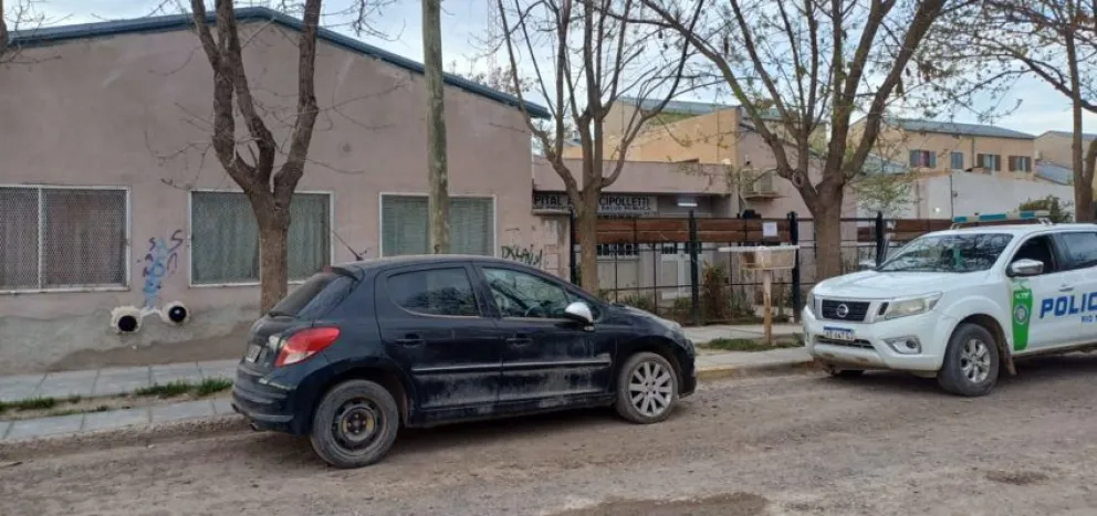 La Policía secuestró un vehículo abandonado con pedido de captura en las calles de Cipolletti