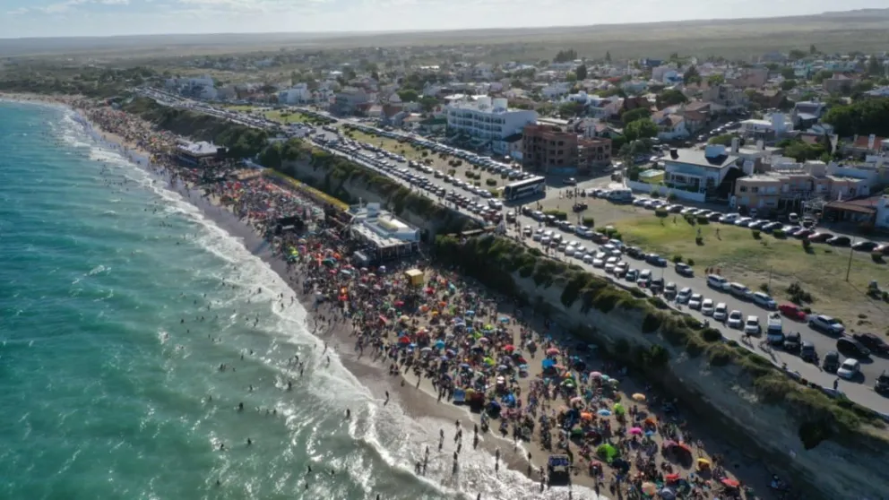 Surfeando la ola preparan la temporada veraniega en la Bahía de San Antonio