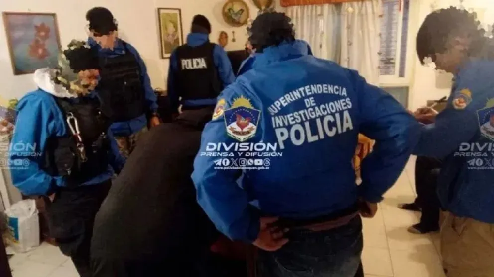 Hay cinco detenidos y secuestran dos "tumberas" en una causa por amenazas y abuso de armas