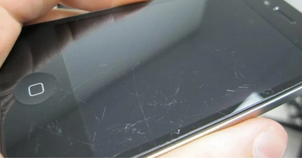 El truco casero para sacar por completo los rayones de la pantalla del celular 