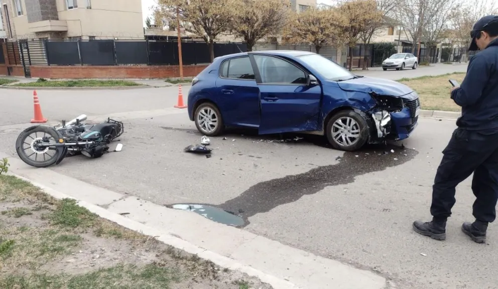 Un fuerte choque entre auto y moto dejó daños materiales: hay un herido leve