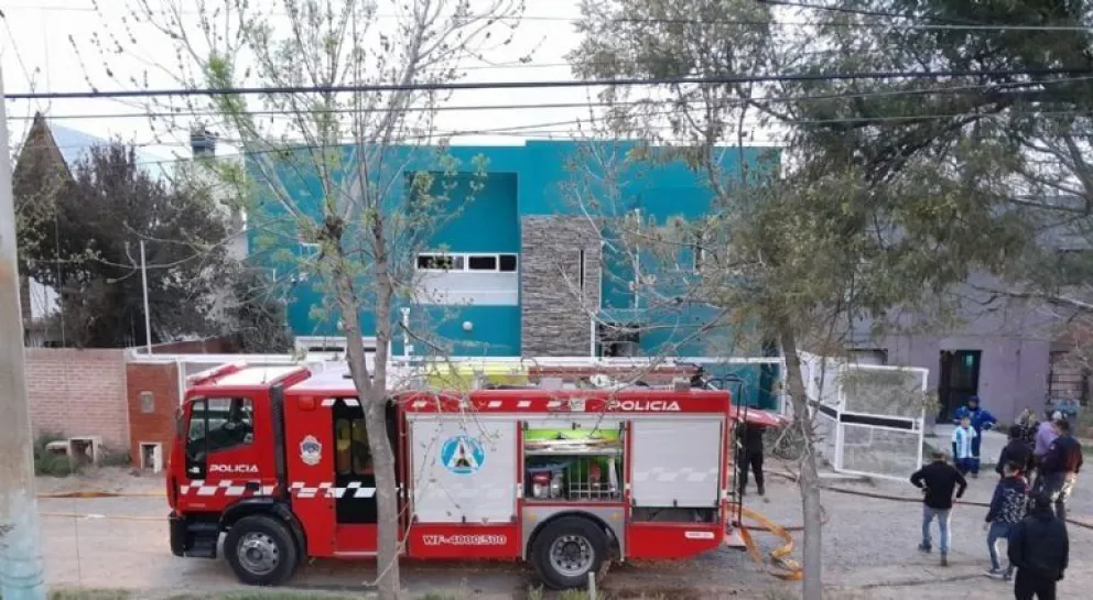 Angustiante: un incendio destruyó la planta alta de un duplex frente a la ruta 22
