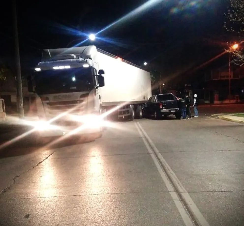 Madrugada con susto: violento choque frente a la estación del ACA