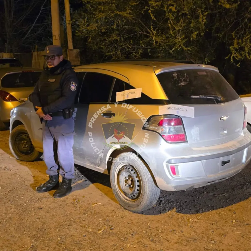 Una pareja fue arrestada  tras ser sorprendidos con un auto robado