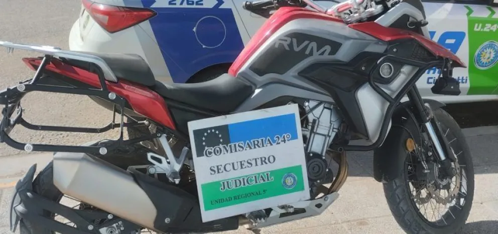 Circulaban con una moto robada y huyendo chocaron un móvil policial