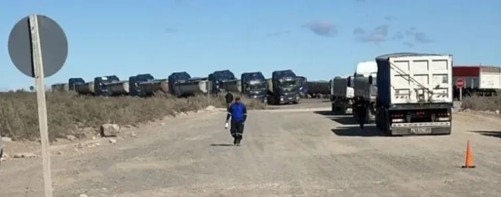 Camioneros cortan la Ruta 6 por tiempo indeterminado: afecta el suministro de arena a Vaca Muerta