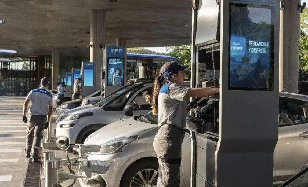 La caída del barril de petróleo hará que bajen los precios de los combustibles 