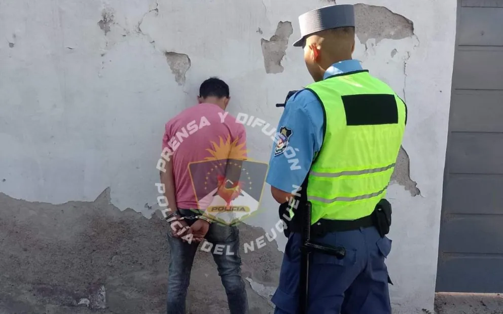 Un hombre fue detenido tras ser sorprendido robando elementos de un automóvil en la vía pública