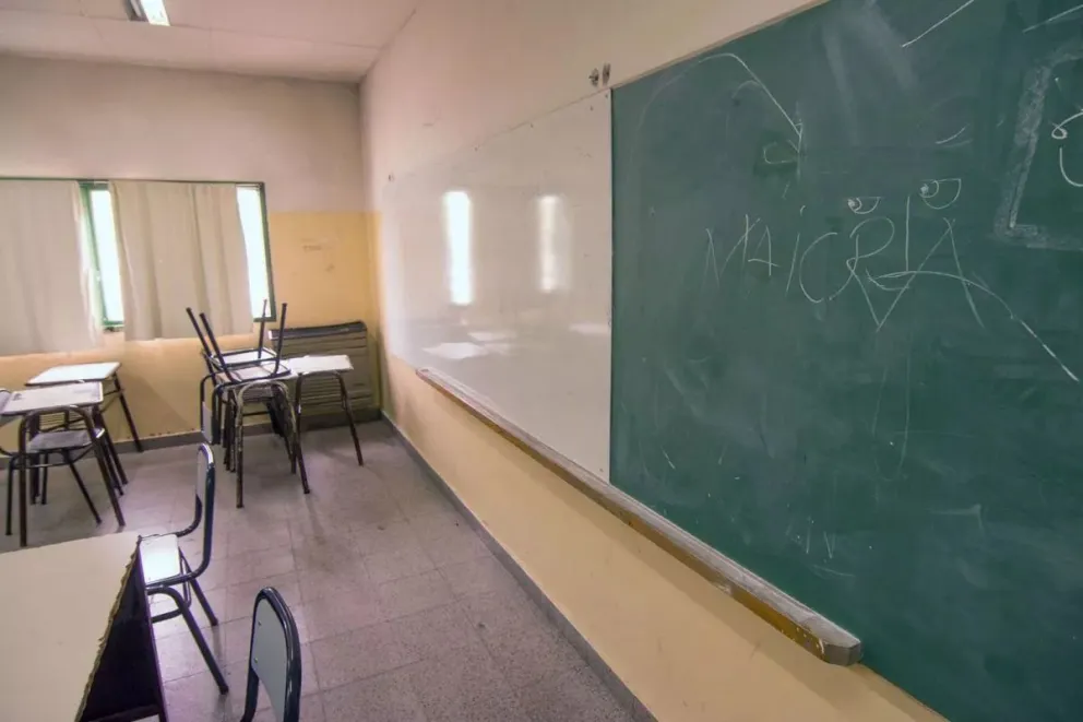 Con escuelas cerradas y una vigilia en la Legislatura, comenzó el paro docente