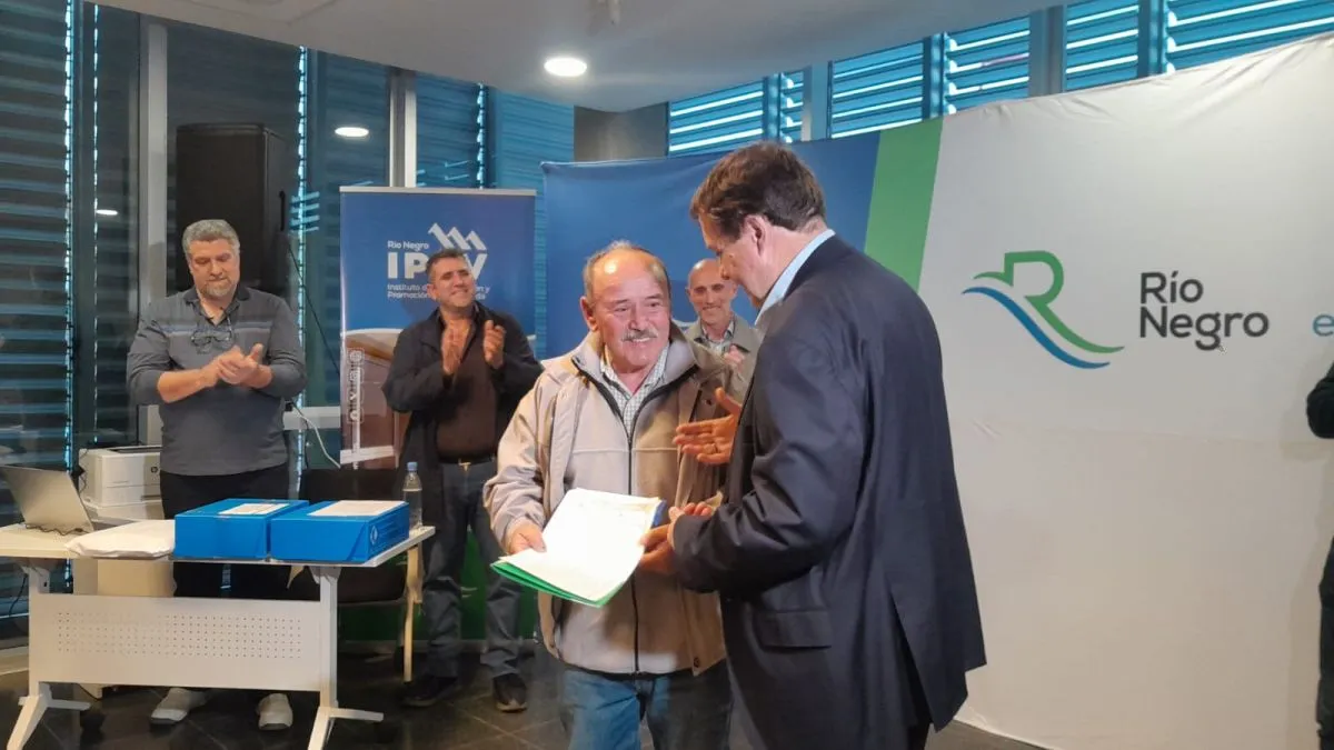 Entregaron 31 escrituras del IPPV que cumplieron pagando sus casas. | Foto (Daniela Luj&aacute;n)