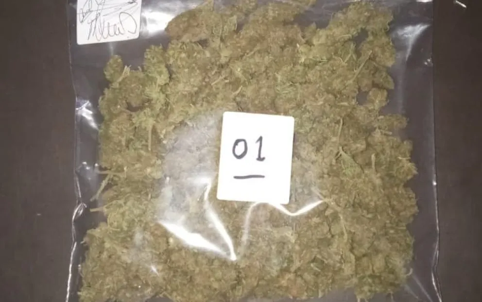 Durante un control vehicular, dos hombres quedaron detenidos por posesión de droga