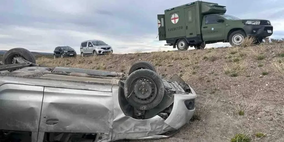 El Ejército Argentino asistió a una familia del Alto Valle tras un vuelco en la Ruta 40