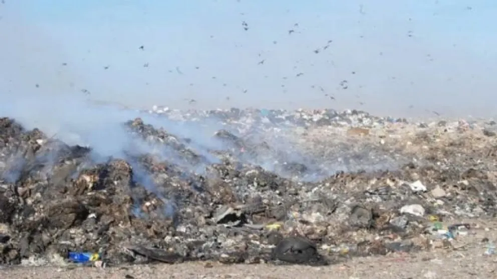 El fuego se reactivó por el viento en el basural y continúan los trabajos para controlarlo