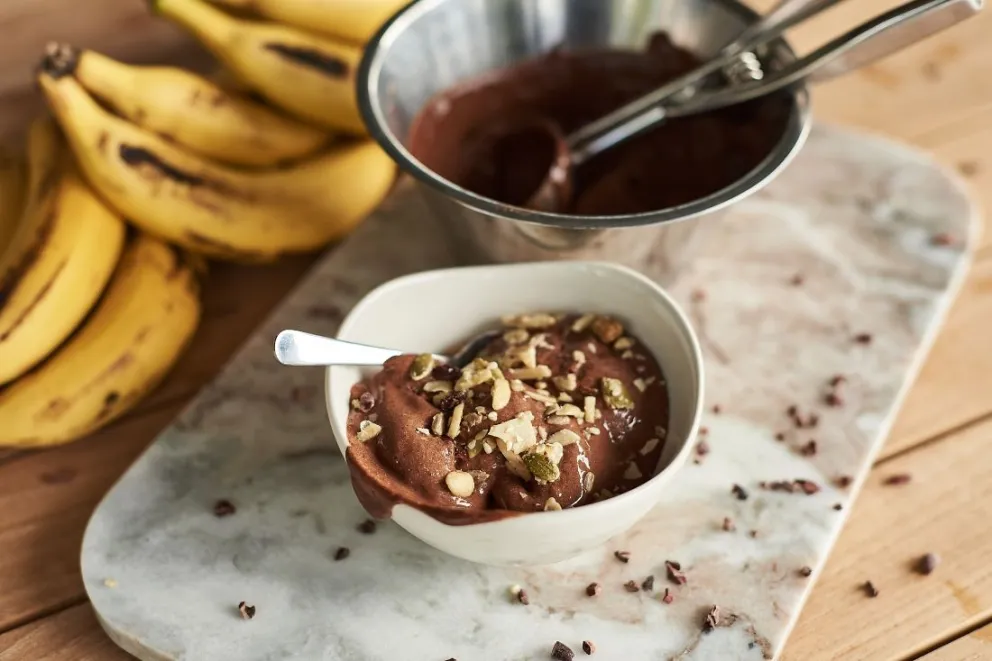 Helado casero de bananas con chocolate para recibir la primavera