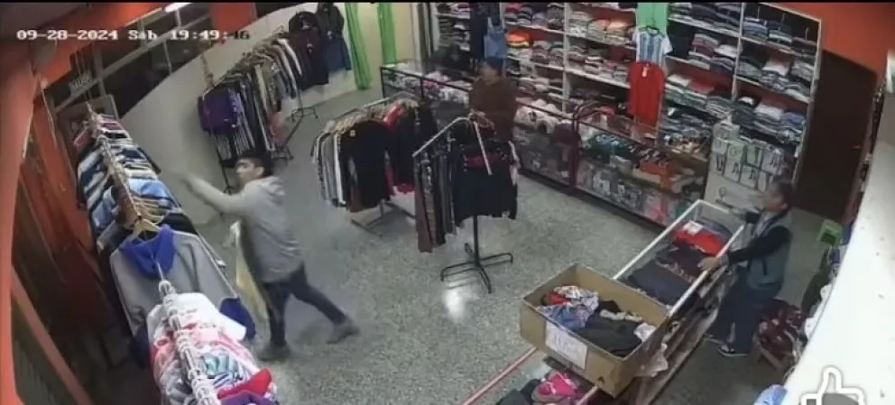 Robó tres camperas y se esfumó: el ladrón escapó corriendo sin pagar