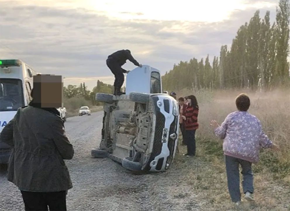 Cuatro docentes volcaron camino a Valle Azul
