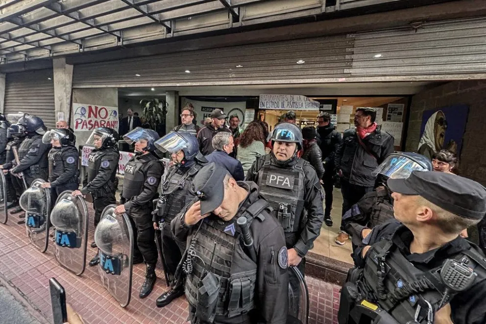 Intervención policial en la Universidad de las Madres: no permiten el ingreso de estudiantes y docentes
