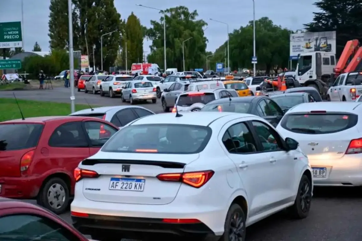 Colapso de autos por la tarde, en el regreso laboral en los puentes. | Foto Diario Rio Negro