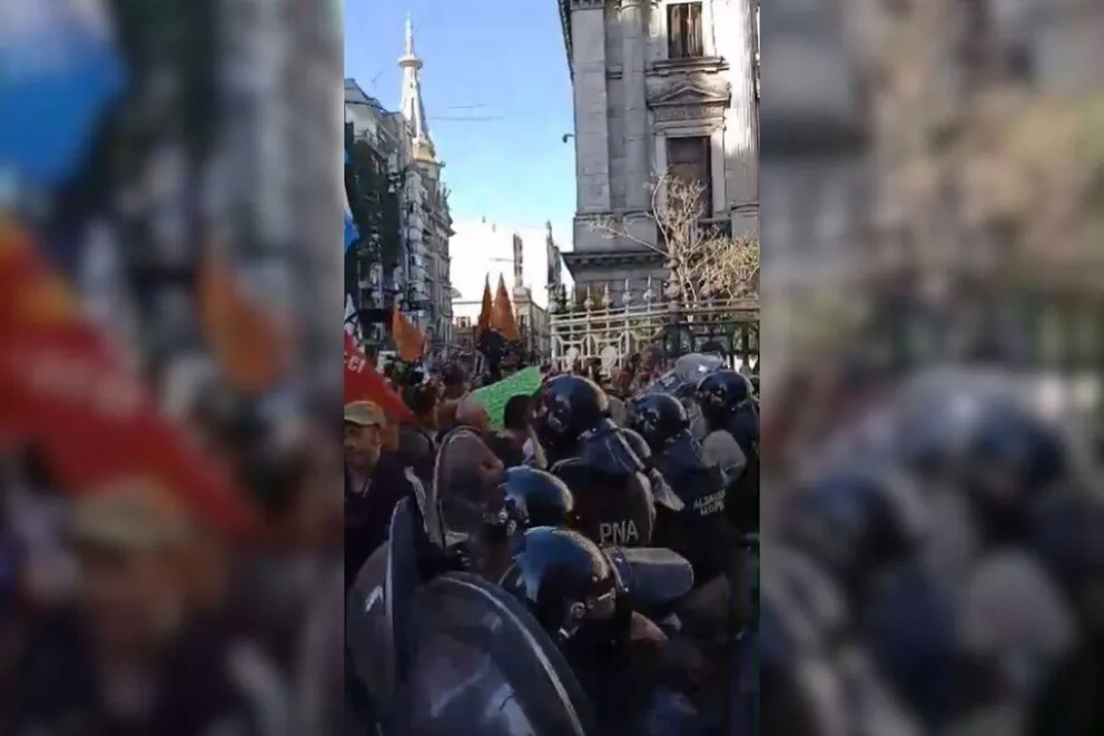 Fuerte represión a jubilados: gas pimienta y palos para los manifestantes 