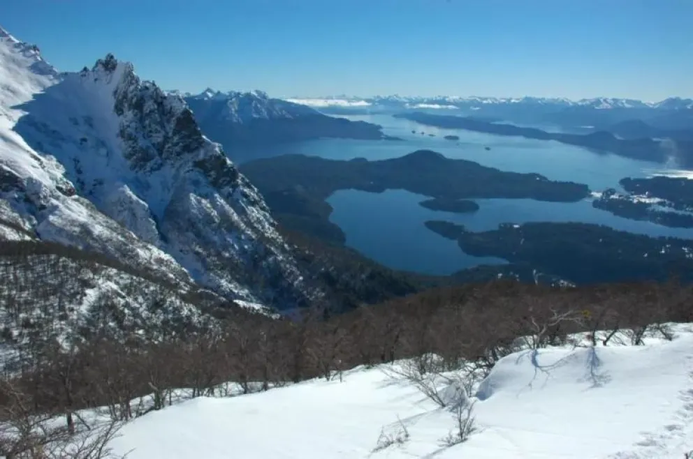Bariloche: una avalancha atrapó a montañistas en el cerro López y trabajan para rescatarlos