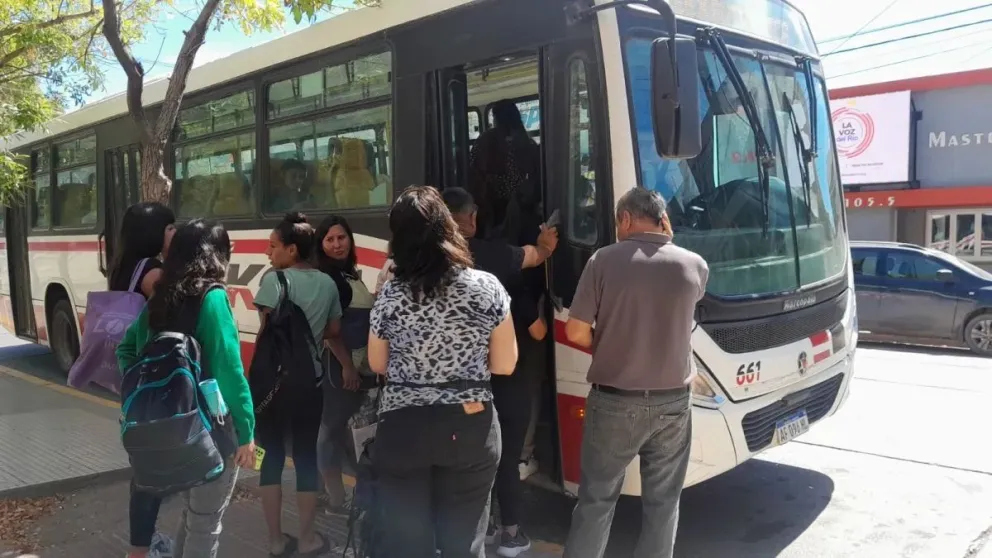 Crecen la indignación y los reclamos de los usuarios por la eliminación de algunas frecuencias del colectivo