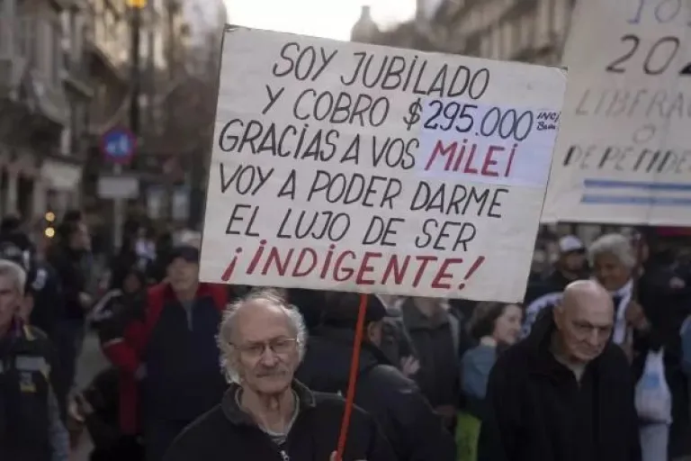 Jubilados se movilizaron este mi&eacute;rcoles al Congreso de la Naci&oacute;n para expresar su rechazo al veto presidencial.