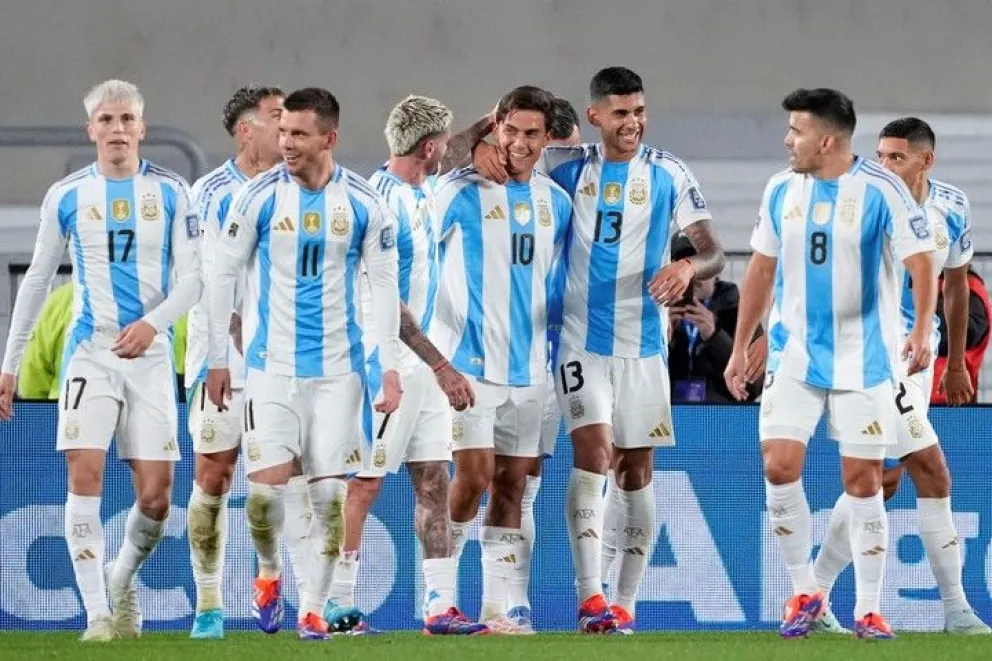 Argentina goleó 3-0 a Chile y se mantiene como líder de las Eliminatorias Sudamericanas