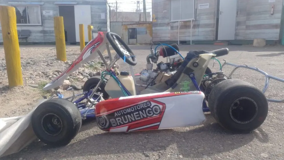 Muy peligroso: un adolescente conducía un karting a alta velocidad en el centro