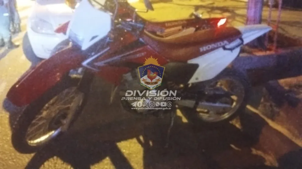 Insólito: dos motos chocaron al mismo auto y sus conductores salieron corriendo