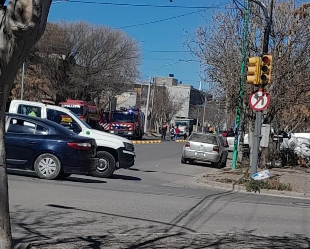 Un incendio afectó a un supermercado sobre la calle Naciones Unidas