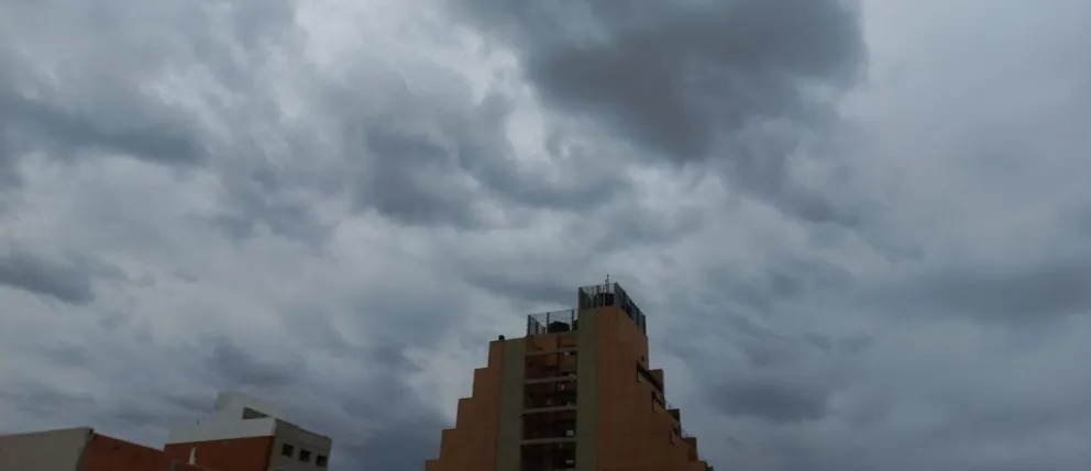 Cielo nublado y lluvias aisladas por la tarde: así estará el clima en la ciudad 