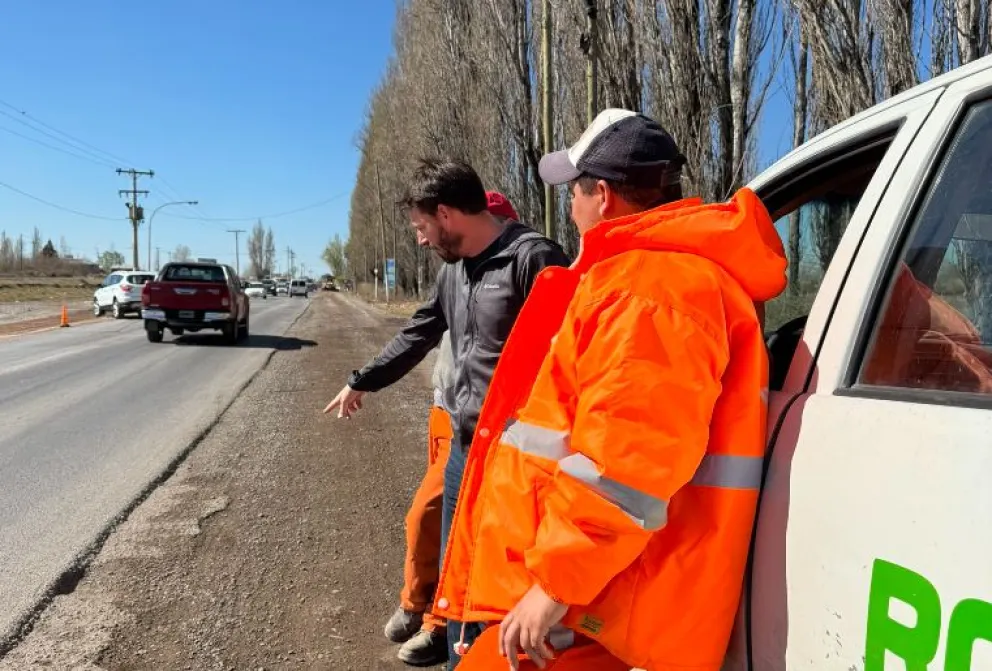 Vialidad Rionegrina mejora las banquinas de Ruta Chica 