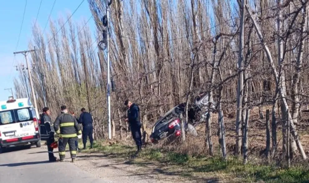 Una mujer fue hospitalizada tras perder el control de su auto y chocar contra los árboles