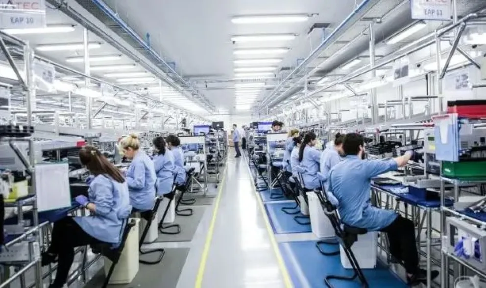 La industria desaceleró fuerte la caída interanual en julio