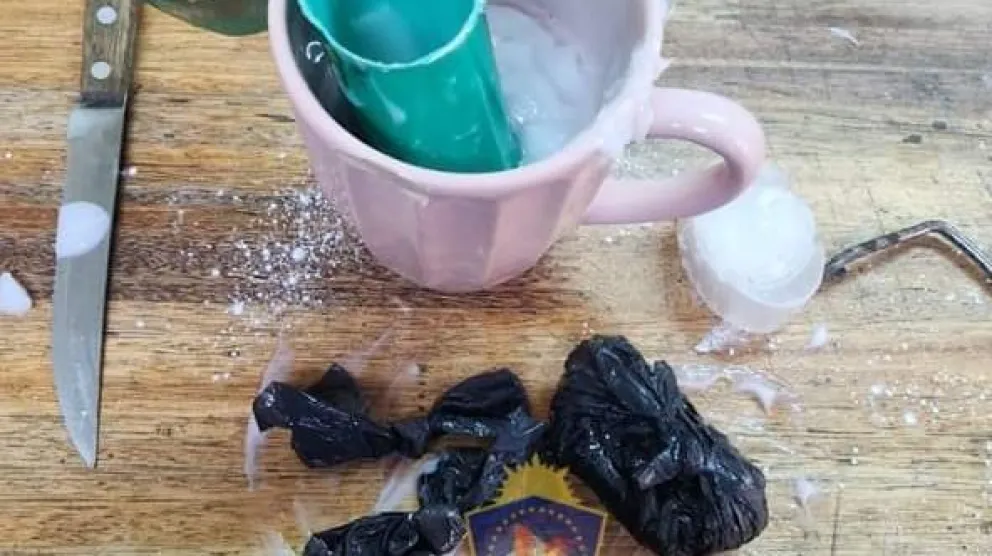 Shampoo sospechoso: intentó pasar drogas en un shampoo y la descubrieron 