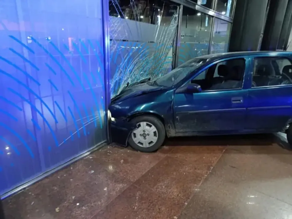 Le negaron un crédito y chocó su auto contra el Banco 