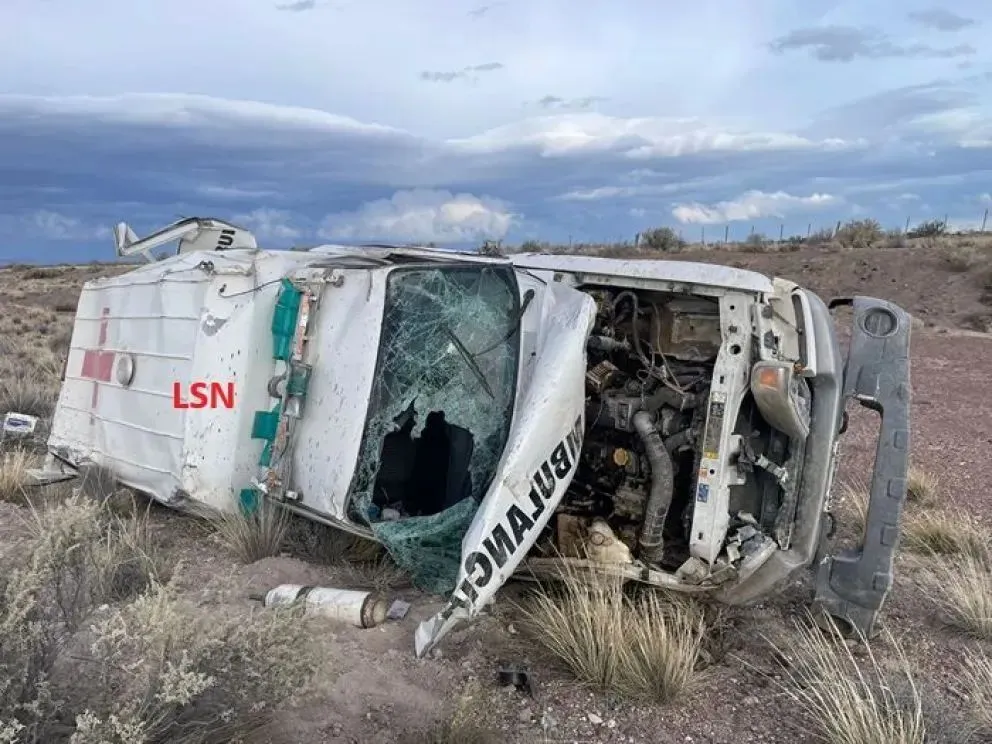 Murió una persona al volcar una ambulancia