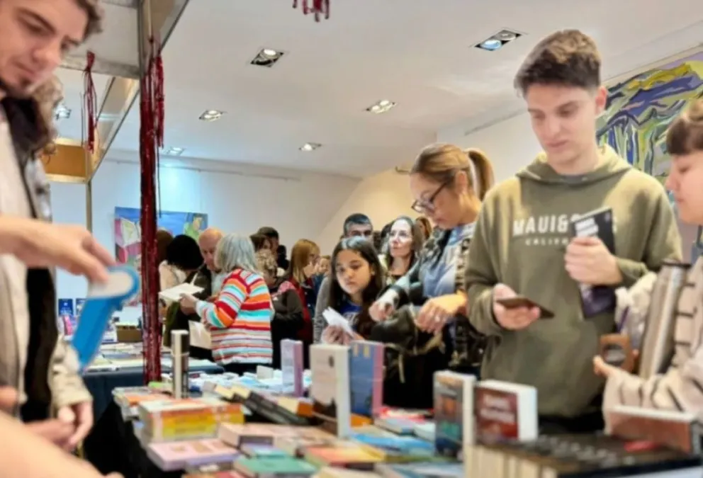 Feria del Libro: charlas imperdibles este martes y la pintura de una obra en vivo