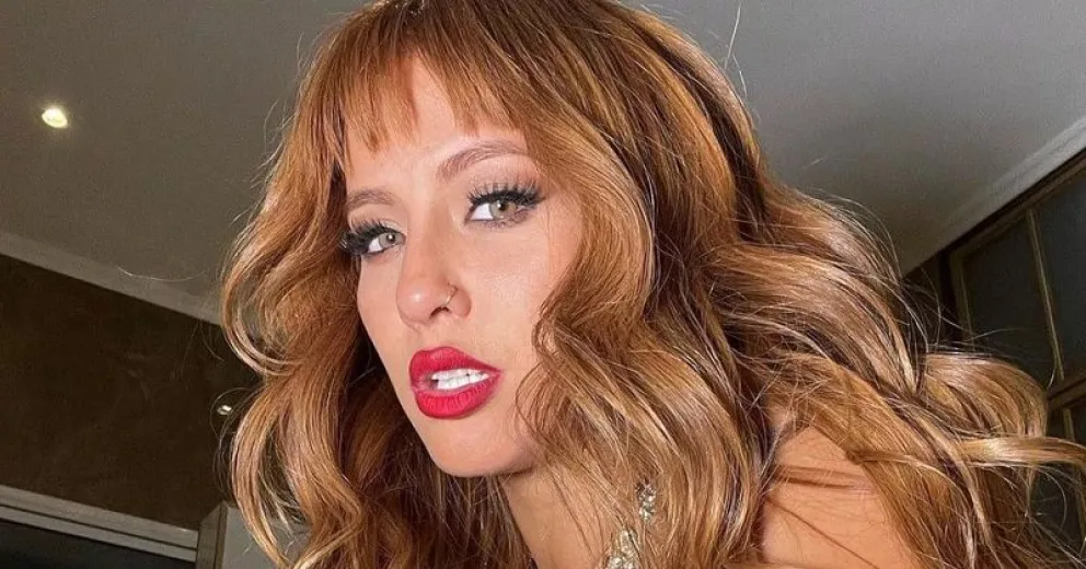 Engancharon a Flor Vigna a los besos y muy acaramelada con un famoso cantante