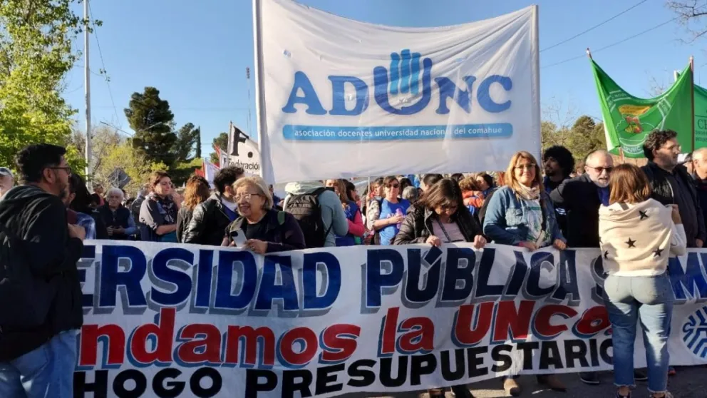 Miles de personas se movilizaron en la marcha federal universitaria en defensa de la educación pública
