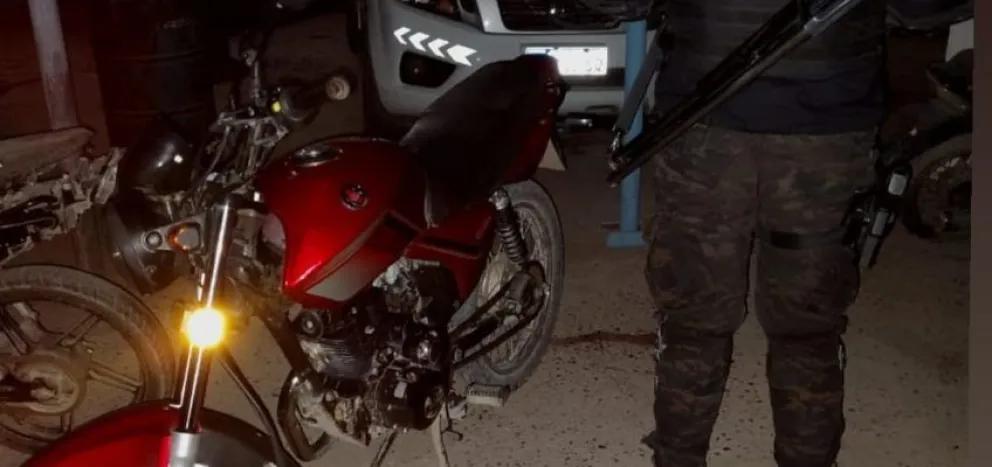 Sin patentes y sin excusas: la moto tenía un pedido de secuestro por robo