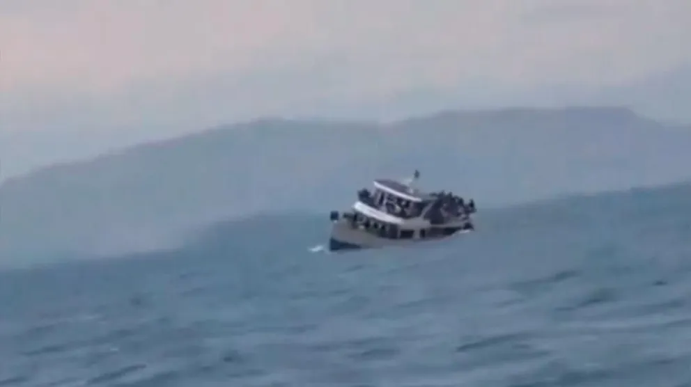Video: el dramático momento en que un barco repleto de pasajeros se da vuelta