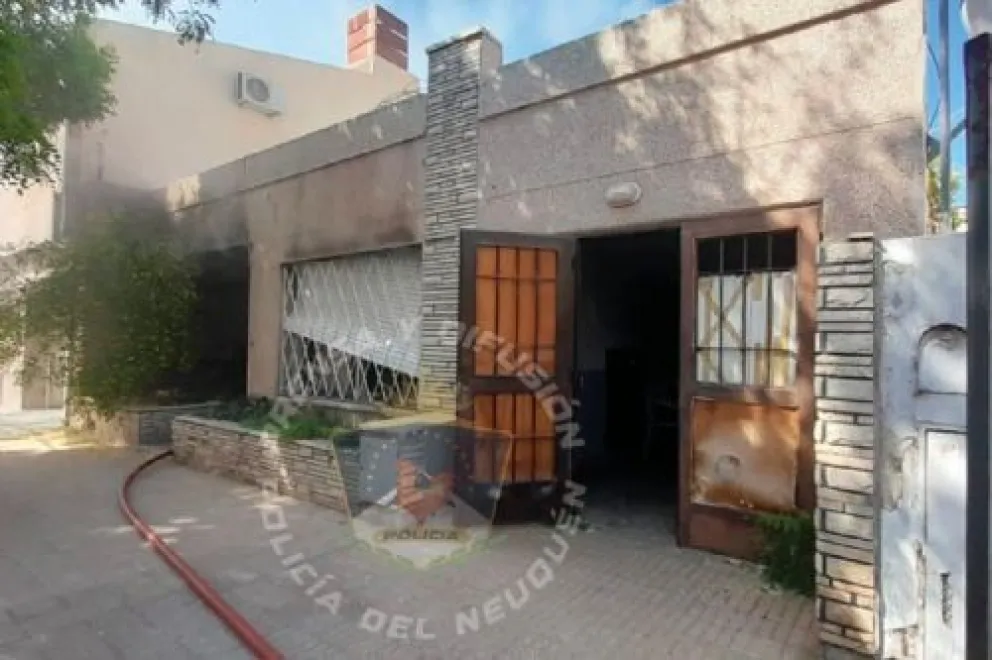 Gran incendio:  rescataron a cuatro mascotas de una casa en llamas
