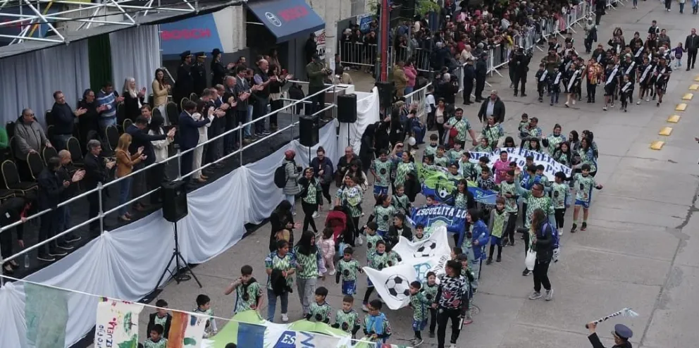 Más de 130 instituciones celebran el aniversario de la ciudad con un colorido desfile