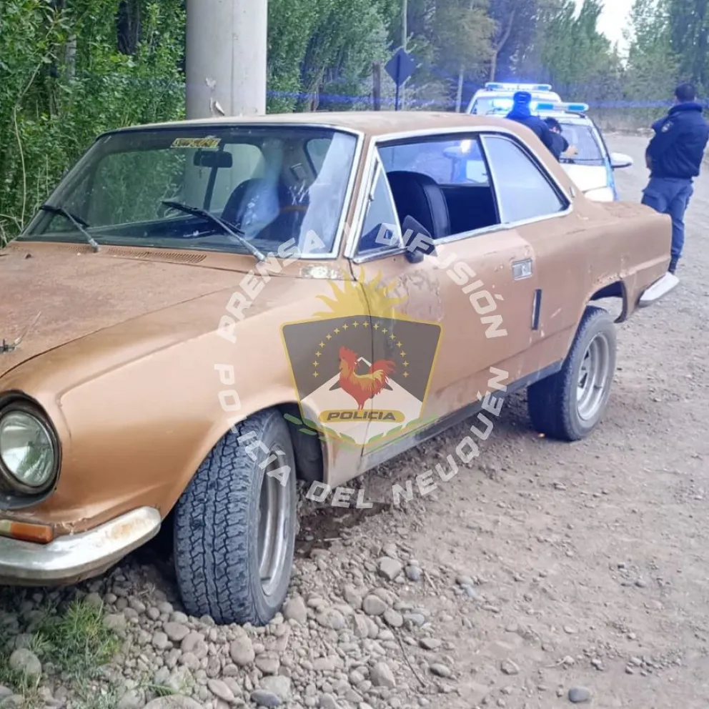 Todo por un choque: la policía fue a ayudar y encontró que el auto era robado