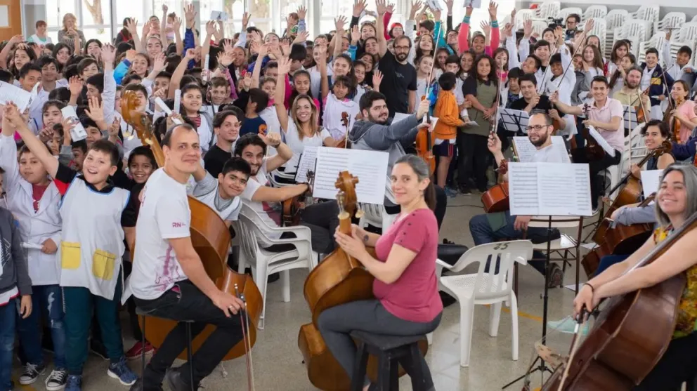 La Filarmónica de Río Negro recorre las escuelas de la Provincia llevando su música a los alumnos 