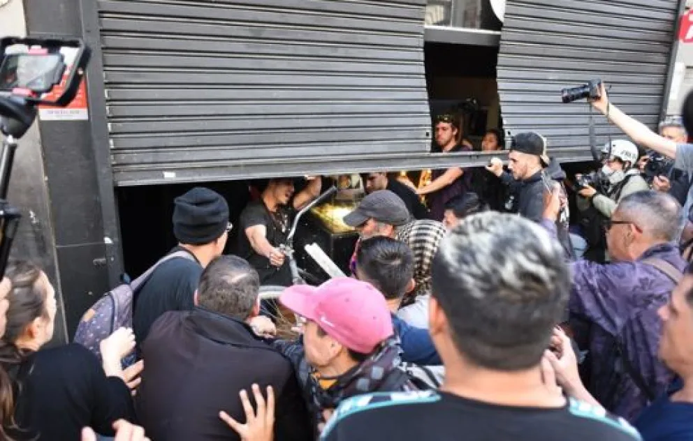 El influencer libertario Fran Fijap fue agredido y se refugió en una casa de empanadas