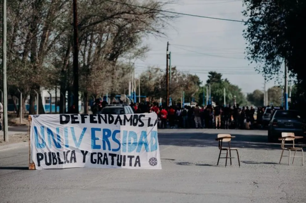 La asamblea interclaustro definió la toma de la Facultad de Derecho y Ciencias Sociales de Roca 