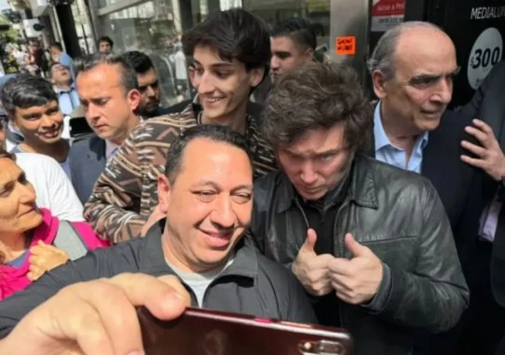 Milei fue al local de empanadas donde se refugió Fran Fijap y lo insultaron