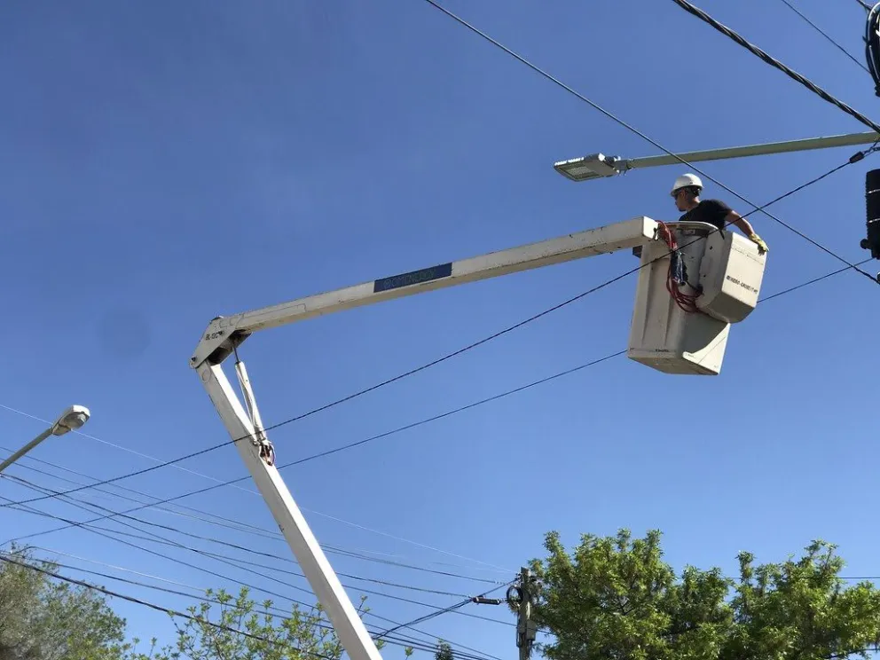 Avanzan con la obra de iluminación de la calle San Luis: una inversión clave para la ciudad
